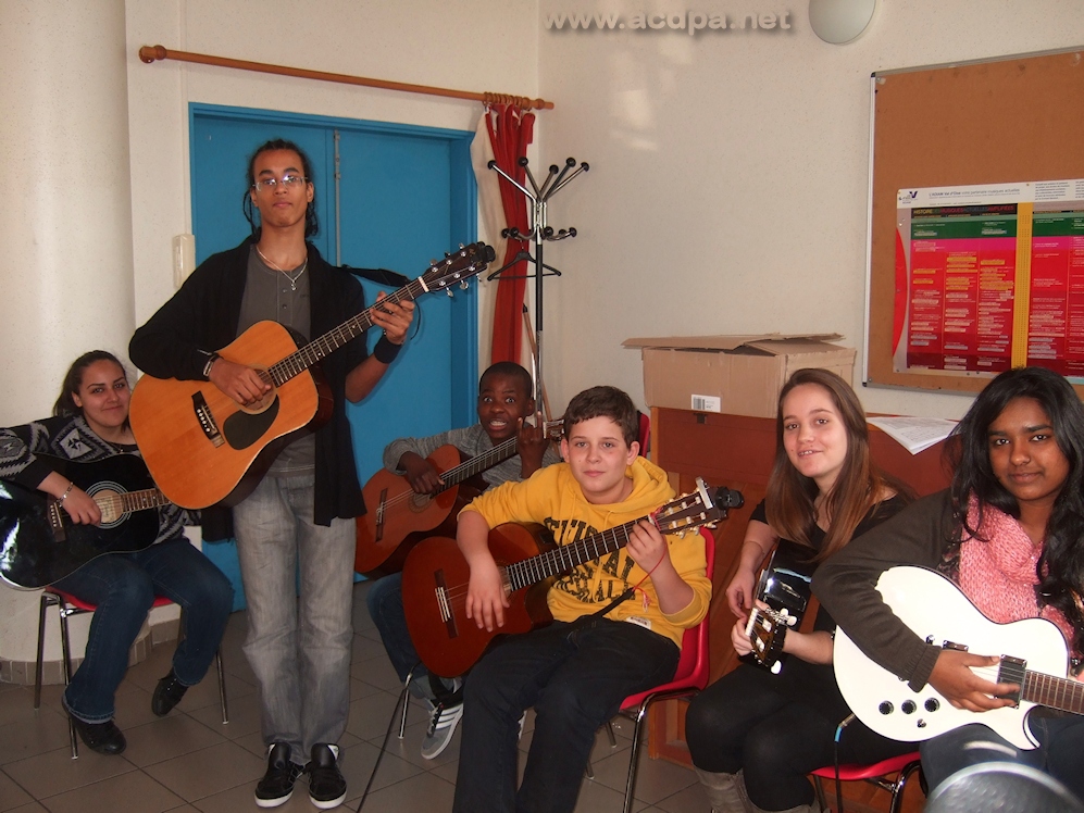 Stage de Mars 2013 : cours de guitare guidé par Alexandre. De gauche à droite Mégane, Alexandre, Grace, Arthur Myriam et Roshnie