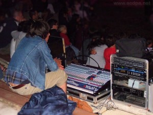 Clément, notre régisseur derrière sa table de mixage, à Léon le 6 août : il y avait plus de 700 personnes