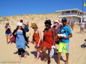 Sur la plage à Léon le 7 Août : C’est plus esthétique d'être jeune et … belle / beau !