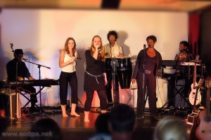 Méjanes le clap, le concert du 25 Juillet : Jean-Luc (piano) Milène, Myriam, Adrienne, Alexandre et Tuintim. Là, ça danse aussi !