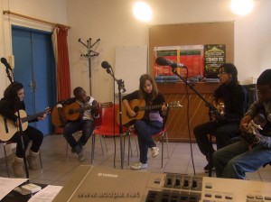 Tuintim, Myriam, Alexandre et Tuintim en cession de pratique d'instruments de musique. Cette fois, c'est Grace qui a "démarré", les autres sont déja lancés!