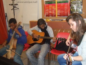 Tuintime (découvrant le Guitarviol de Jean-Luc), Alexandre (guitare) et Myriam (guitare)... et ça joue !