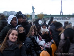 Sur le Bateau Mouche, 1er rang : Myriam, Alexandre, Milène, Roshnie et Olivia / 2ème rang : Grace, Tuintime et Adrienne