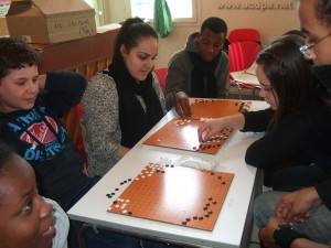 Stage sur le Jeu de « GO » avant la journée au Musée Guimet des Arts Asiatiques. Concentration et stratégie pour tout le monde ; les parties durent environ 2 heures. Les 2 plus motivés sont repartis avec un jeu de Go sous le bras. Ne pas oublier que ce jeu appelé « Art subtil du GO » était enseigné aux militaires américains à l'époque du Vietnam pour comprendre la stratégie des Vietnamiens !