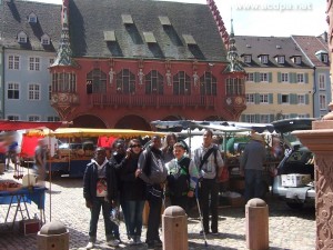 Place du marché à Fribourg devant le Munster (Cathédrale) : Grace, Adrienne, Myriam, Tuintim, Guillaume, Arthur et Alexandre