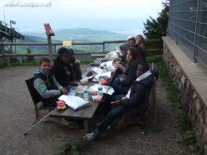 Repas surplombant la Forêt noire : Arthur, Adrienne et Tuintim à droite // Grace, Myriam, Guillaume, Alexandre, Wolfgang (caché) et Ursula. Beau, mais froid !