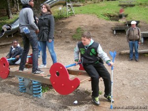 Excursion à Fribourg, sur le Schauinsland : Alexandre et Myriam balançant les «petits» (Grace et Arthur) et… Wolfgang