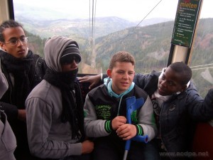 Excursion en Forêt Noire (Allemagne) : Alexandre, Tuintime, Arthur et Grace dans le téléphérique qui monte sur le Shauinsland. Encore une promenade magique guidée par Ursula et Wolfgang, les membres allemands locaux de l’ACDPA !