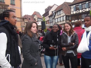 Promenade à Obernai pendant le Festival du Cirque de rue : Alexandre, Myriam, Adrienne, Juliette et Tuintim