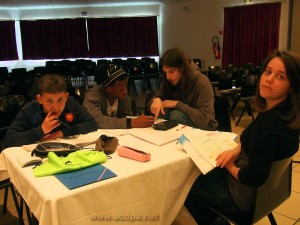Révisions et devoirs de « vacances » Arthur et Tuintim font des maths avec Guillaume (notre régisseur), à côté de Myriam