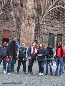 Devant la Cathédrale de Strasbourg : Grace, Alexandre, Arthur, Juliette, Myriam, Adrienne et Tuintim