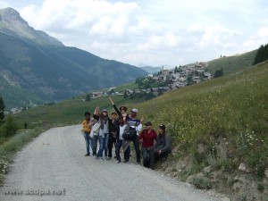 Devant Saint-Véran, souvent qualifiée de «plus haute commune de France ou d'Europe», le centre du village (église) étant situé à 2 042 m d'altitude