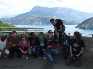 Devant le Lac de Serre-Ponçon (étape Chorge)