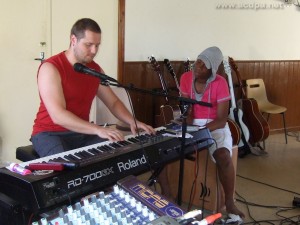 Tuintim en admiration devant Simon, au piano (répétition à Obernai)