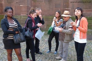 Adrienne, Milène, Simon, Juliette, Jean-Luc et Chisato... appréciant les fraises, devant la cathédrale Saint-Nicolas de Fribourg