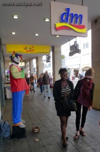 Adrienne et Milène dans les rues de Fribourg