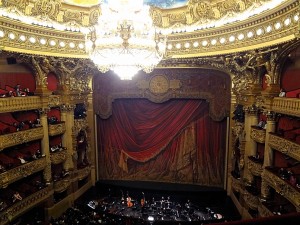 La Grande Salle de Spectacle est conçue selon le modèle des théatres « à l’Italienne ». Elle épouse une forme en fer à cheval, avec ses balcons, ses loges et ses stalles, sur 5 niveaux. Ses dimensions impressionnantes autorisent la mise en place de plus de 1900 fauteuils.