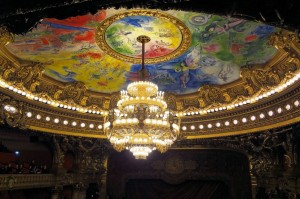 La Coupole du plafond actuellement visible a été conçue par Marc Chagall (1887 – 1985), et exécutée par Roland Bierge. Elle dissimule la Coupole initiale, réalisée par le peintre Jules Eugène Lenepveu (1819 – 1898). Le grand Lustre (7 à 8 tonnes) participe à l’ambiance et à la magie des lieux.