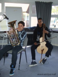 Obernai : Arthur au Tuba, et Alexandre au Guitarviol