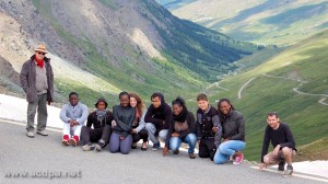 Au col d'Aniel (vue sur le versant français) : Jean-Luc, Mamadi, Tuintim, Évidaly, Milène, Alexandre, Adrienne, Arthur, Bénédicte,et Cédric