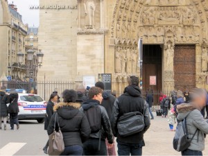 Accueil des provinciaux, devant Notre Dame de Paris
