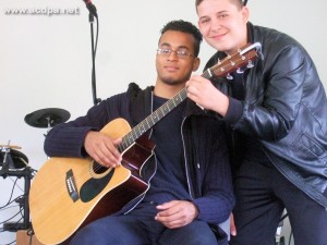 Alexandre et Arthur... ou... comment jouer à deux sur une même guitare