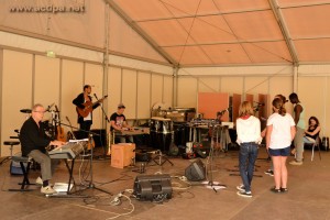 Début de séance à Arnac: Jean-Luc au piano, Alexandre à la guitare, Arthur au clavier, et Milène à la flûte. De dos: Lorie, Clara, et Émeline