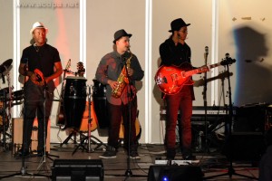 Yves au tambourin, Arthur au saxo et Alexandre à la guitare