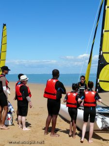 Briefing devant les catamarans