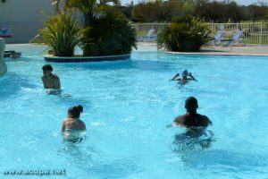 dans la piscine : Bérénice, Yves, Alexandre