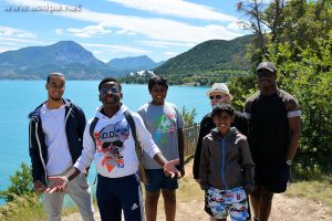 Devant le lac de Serre-Ponçon: Alexandre, Grace, Kevin, Abimanyou, Jean-Luc et Yves