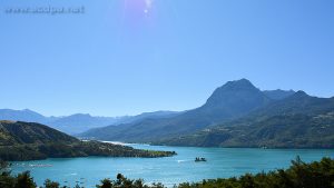 Vue depuis les chambres à Chorges: le lac de Serre-Ponçon (N.B.: spectacle à Chorges le 13 Juillet)