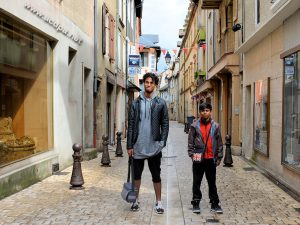 Abimanyou et Alexandre dans les rues de Florac, le 23 Juillet