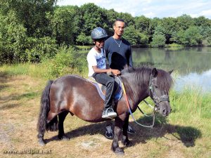 Alexandre accompagne Abymaniou, pour son baptême de Poney