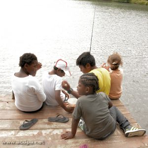 Kevin et Abimanyou à la pêche, avec leurs copains du stage de Nouan le Fuselier (2-5 août )