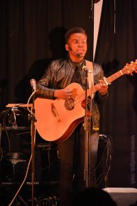 Grace (guitare) chante «Gafsa»