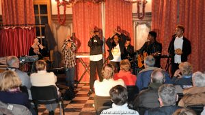 De gauche à droite: Jean-Luc, Abimaniou, Grace, Loojiah, Mariam et Isaia (percussions), avec Alexandre à la batterie.