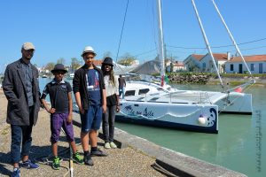 Alexandre, Isaia, Abimaniou et Loojiah (les autres filles ne sont pas encore là !!!), en attente devant le Catamaran qui doit nous emmener en mer...