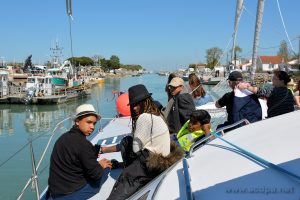 Départ pour faire le tour de Ford Boyard et de l'ile d' Aix, sur le catamaran à voile. De gauche a droite : Isaia, Loojiah, Abimaniou, et Alexandre