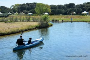 Alexandre et Abimaniou font du canoé sur les petits lacs à l’intérieur du Centre de Vacances : décors de rêve!!!