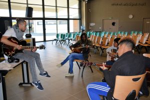 Alexandre donne son cours de guitare