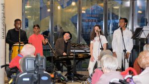 Le Groupe Teenager devant le public de l'EHPAD Annie Beauchais de Sarcelles