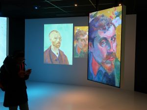 Pierre Paul lisant les explications complémentaires sur la tablette de la visite guidée... à propos de V. Van Gogh et P. Gaughin