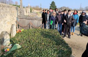 Tout notre groupe autour de la guide de l'office du tourisme d'Auvers sur Oise... devant les tombes des 2 frères Van Gogh