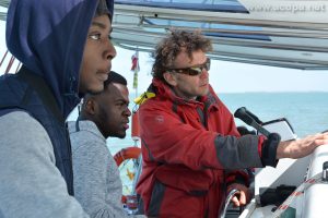 Sortie en catamaran : notre barreur enseigne les bases à Jordy et Grace