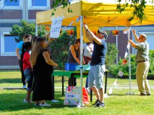 Installation des stands autour du Podium