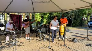 Jean-Luc au piano, Grace à la guitare, Delphine (danse) et Ric aux congas