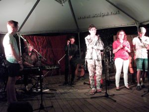 Sur scène à La Baule : Guilhem, Jean-Luc, Grace, Alexis, Delphine et Frank