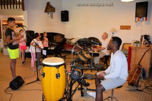 Ahmed, Grace à la batterie lors de répétition à St Léger, le 17 Juillet