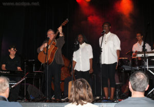 Arthur (au piano), Jean-Luc (à la guitare), Évidaly, Bénédicte et Alexandre (au clavier)